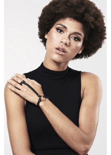Harnais de main Maze Hand Bracelet Harness de Bijoux Indiscrets en noir, avec lanière pour le doigt, bracelet et anneau métallique