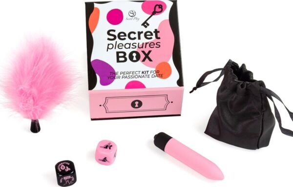 Coffret Secret Pleasures Box de Secret Play avec ses deux dés, le mini-vibromasseur rose, le plumeau rose et la pochette en satin noir