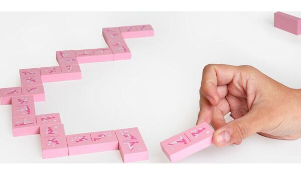 Jeu de dominos érotique en bois Secret Play Kinky Domino, avec ses pièces illustrées