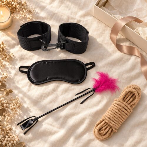 Coffret bondage soft pour débutants avec menottes, masque, cravache et corde – mise en scène d'ambiance (image générée par IA)